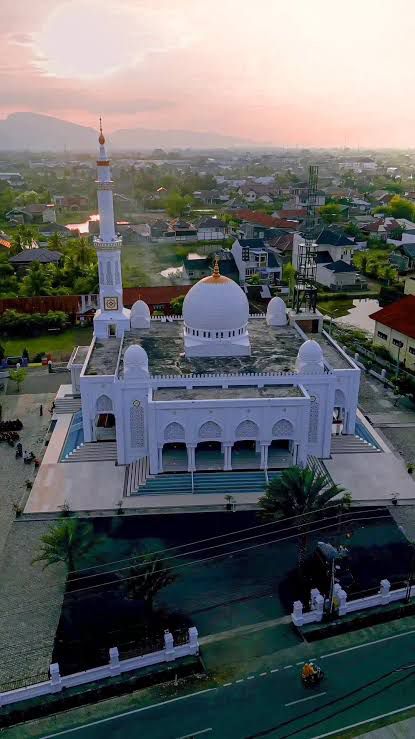 masjid megah di desa lamcot